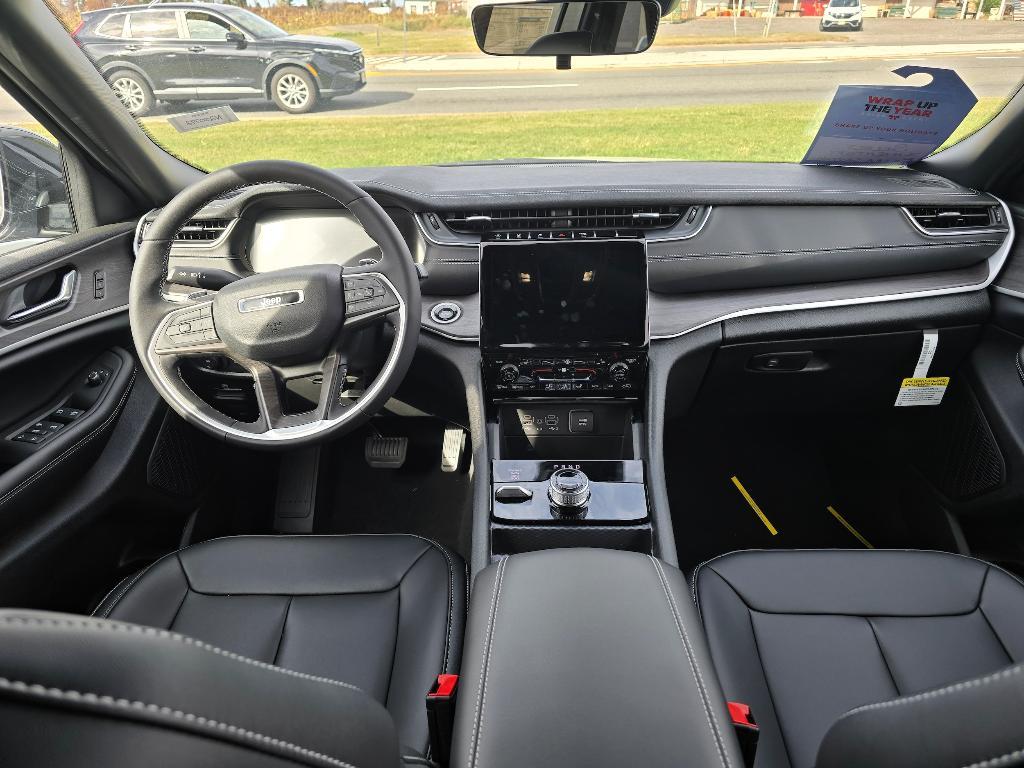 new 2025 Jeep Grand Cherokee car, priced at $50,010