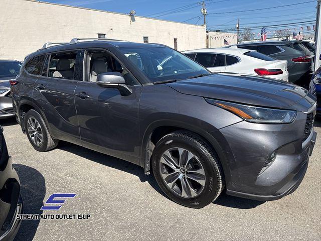 used 2021 Toyota Highlander car, priced at $28,495