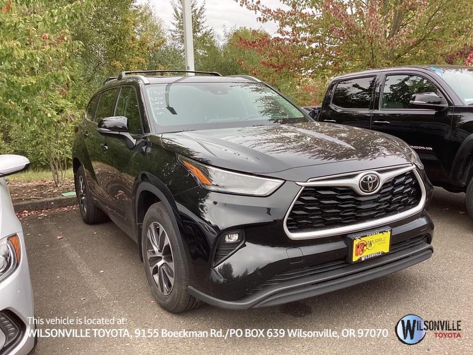 used 2022 Toyota Highlander car, priced at $38,987