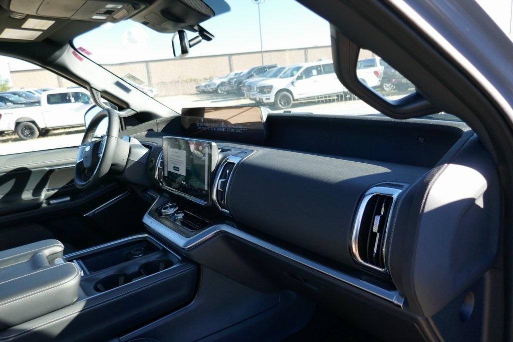 new 2025 Ford Expedition car, priced at $76,744