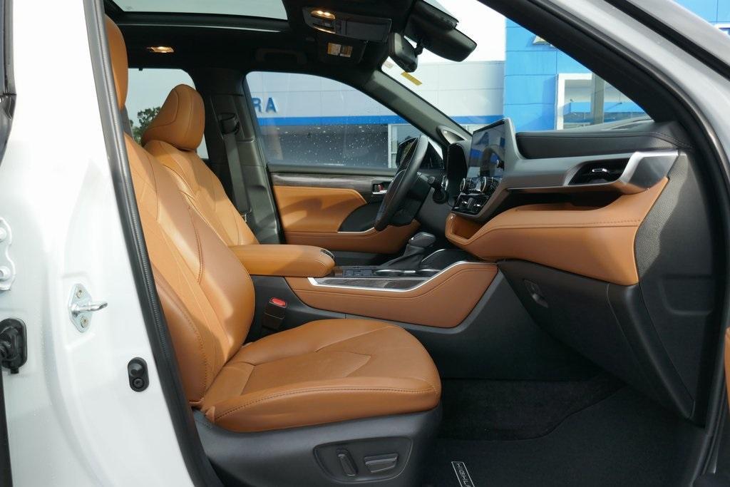 used 2023 Toyota Highlander Hybrid car, priced at $42,995