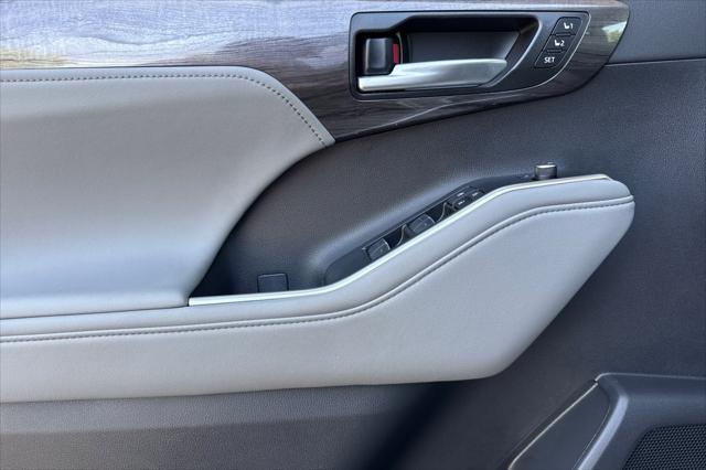 new 2025 Toyota Highlander car, priced at $54,053