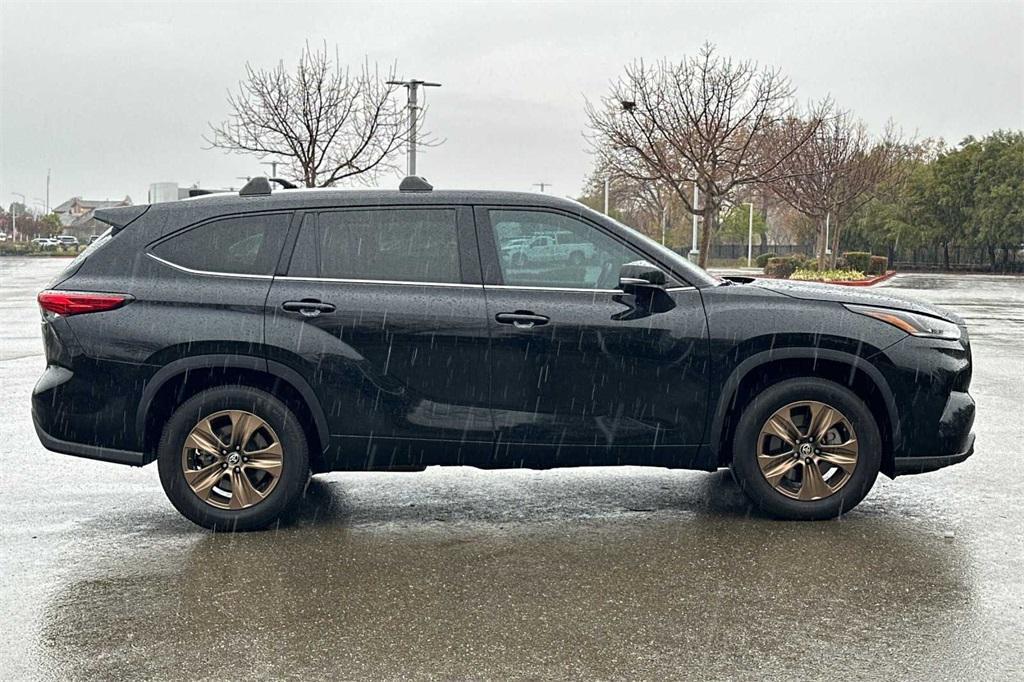 used 2022 Toyota Highlander Hybrid car, priced at $31,499