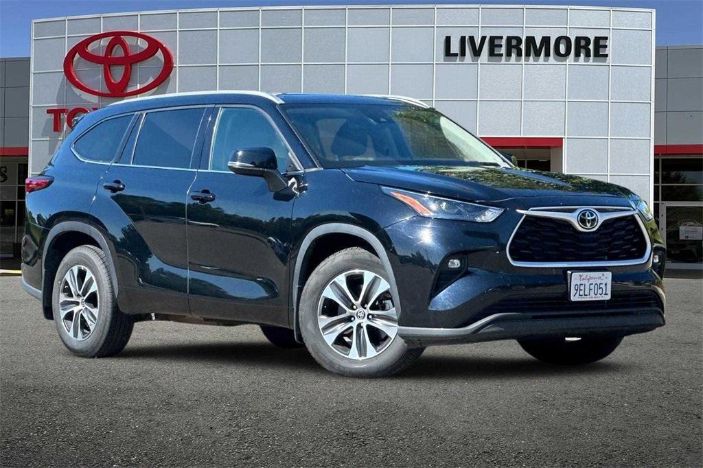 used 2022 Toyota Highlander car, priced at $34,888