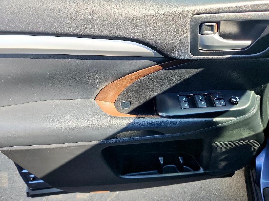 used 2015 Toyota Highlander car, priced at $19,888