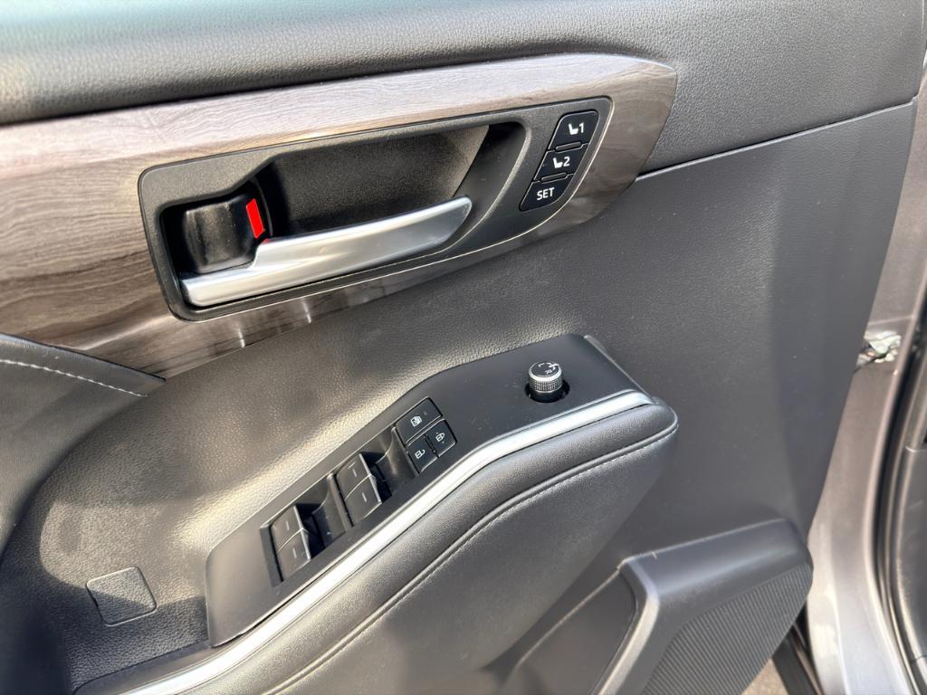 used 2021 Toyota Highlander car, priced at $32,648