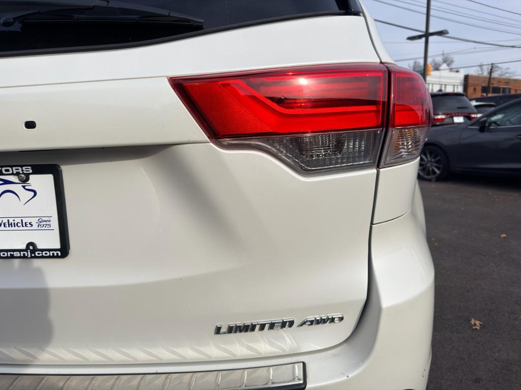 used 2018 Toyota Highlander car, priced at $25,488
