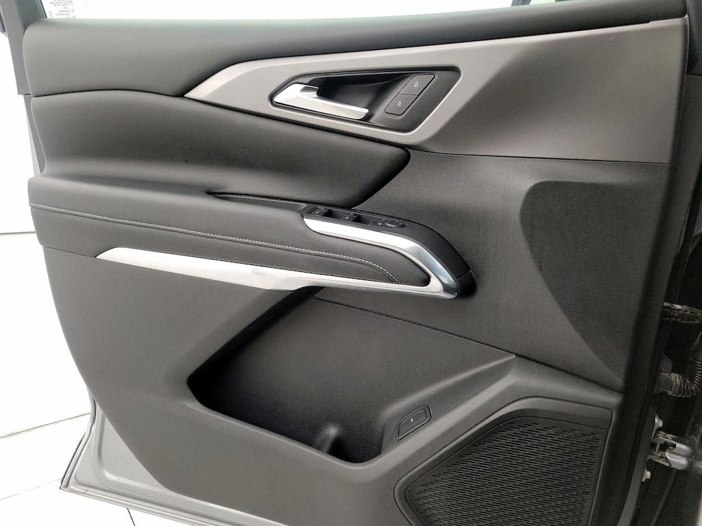 used 2024 Chevrolet Traverse car, priced at $38,998