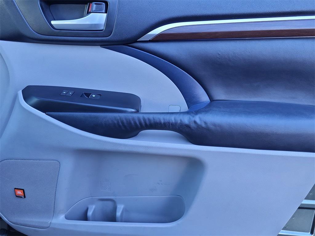 used 2014 Toyota Highlander car, priced at $15,998