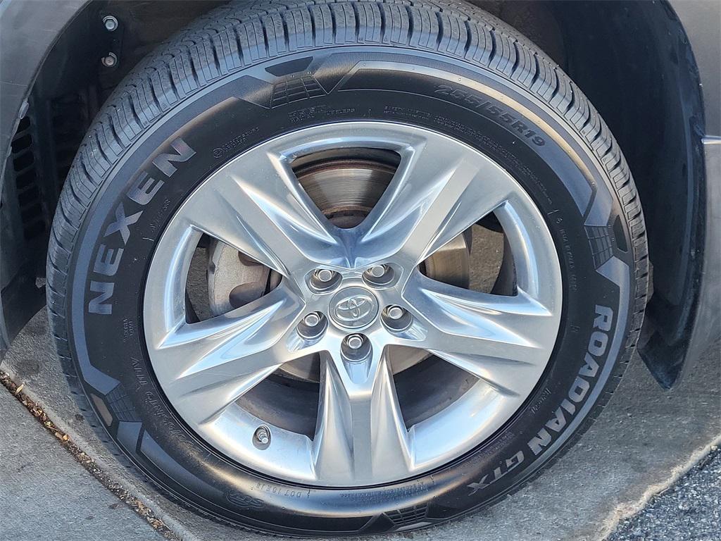 used 2014 Toyota Highlander car, priced at $15,998