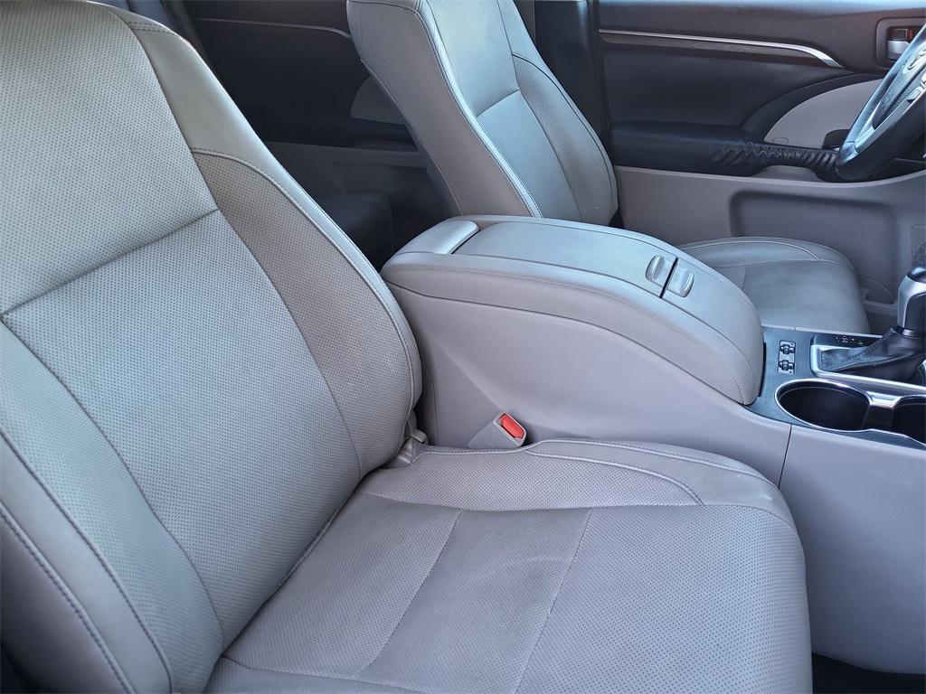 used 2014 Toyota Highlander car, priced at $15,998