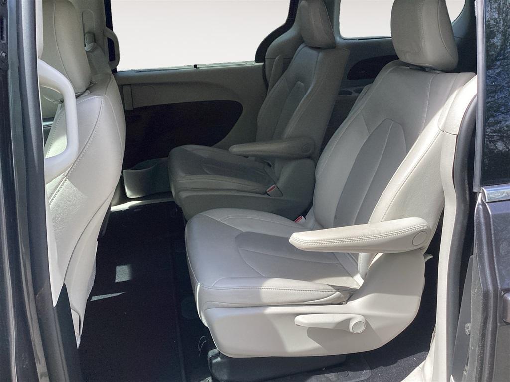 used 2021 Chrysler Pacifica Hybrid car, priced at $20,900