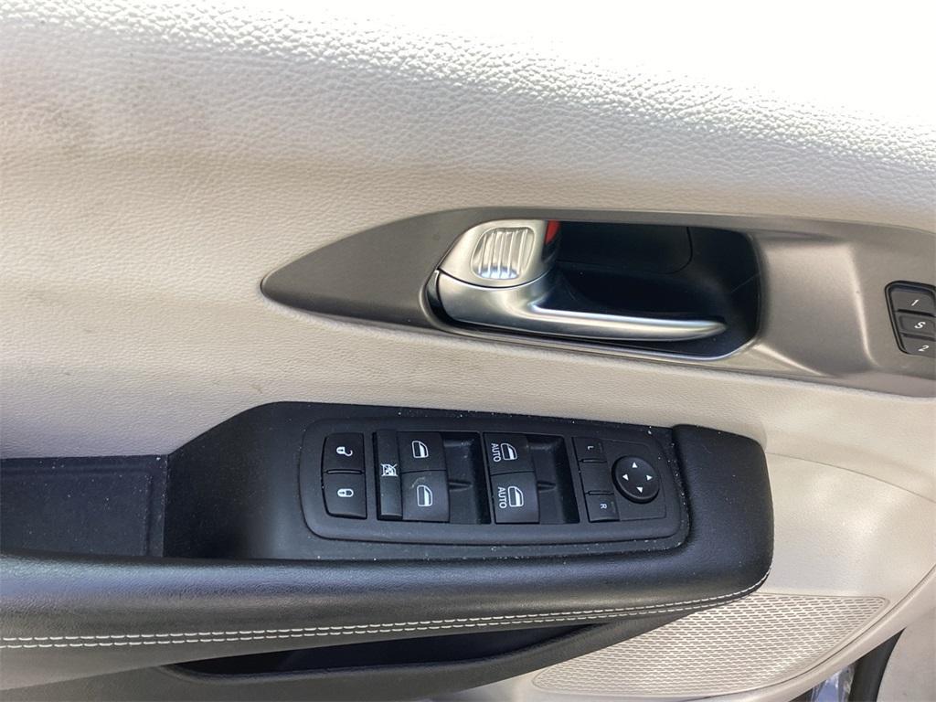 used 2021 Chrysler Pacifica Hybrid car, priced at $20,900