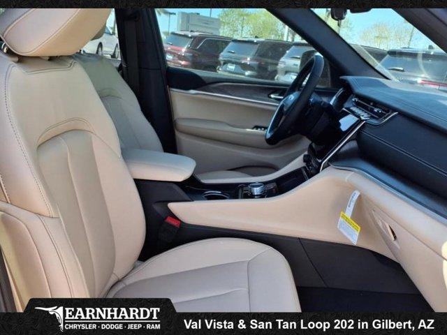 new 2025 Jeep Grand Cherokee car, priced at $40,932