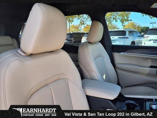new 2025 Jeep Grand Cherokee car, priced at $47,994