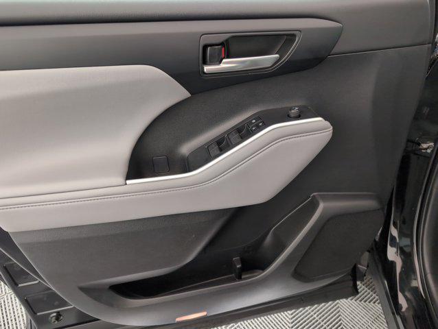 used 2021 Toyota Highlander car, priced at $29,997