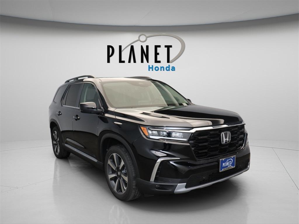 new 2025 Honda Pilot car, priced at $49,995
