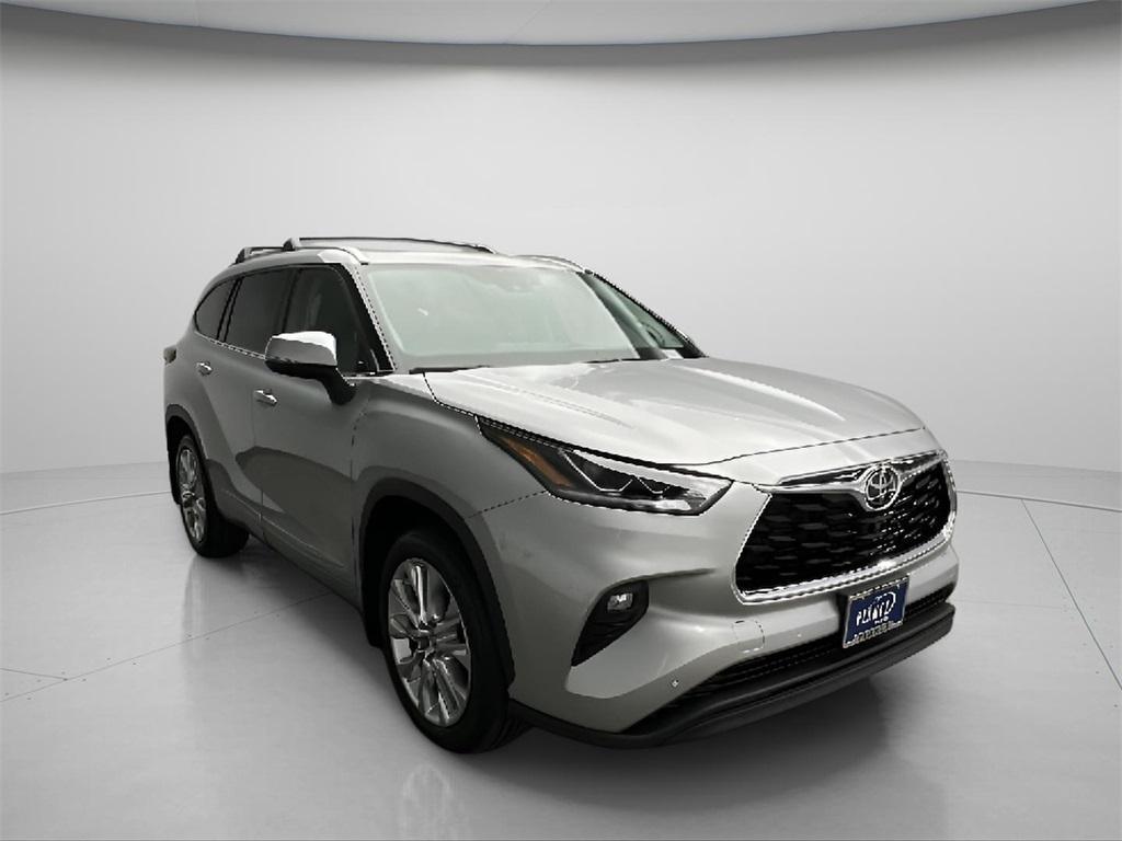 used 2022 Toyota Highlander car, priced at $42,900