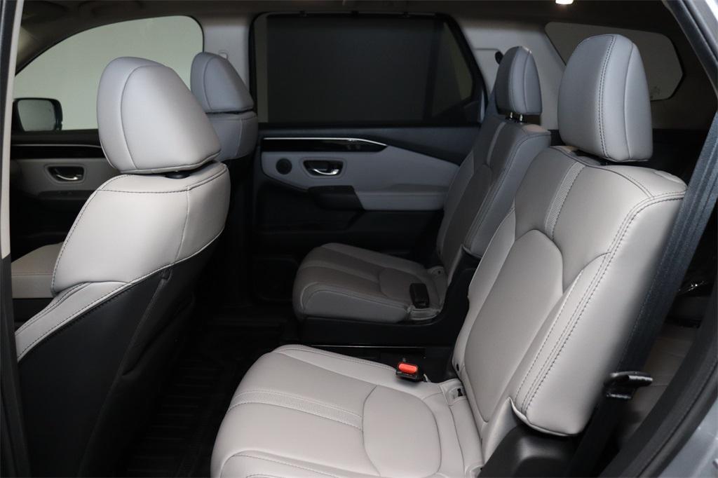 new 2025 Honda Pilot car, priced at $44,596