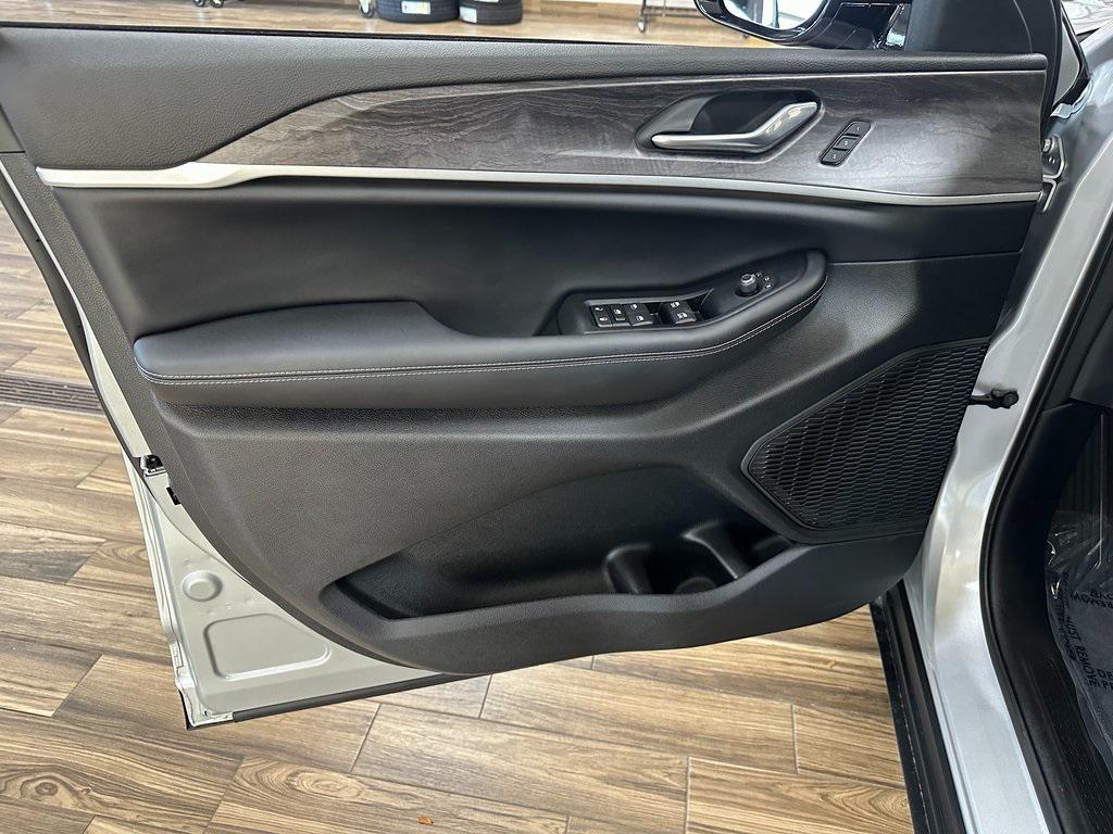 new 2025 Jeep Grand Cherokee car, priced at $42,980