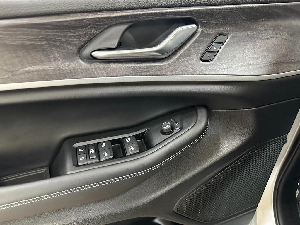 new 2025 Jeep Grand Cherokee car, priced at $42,980