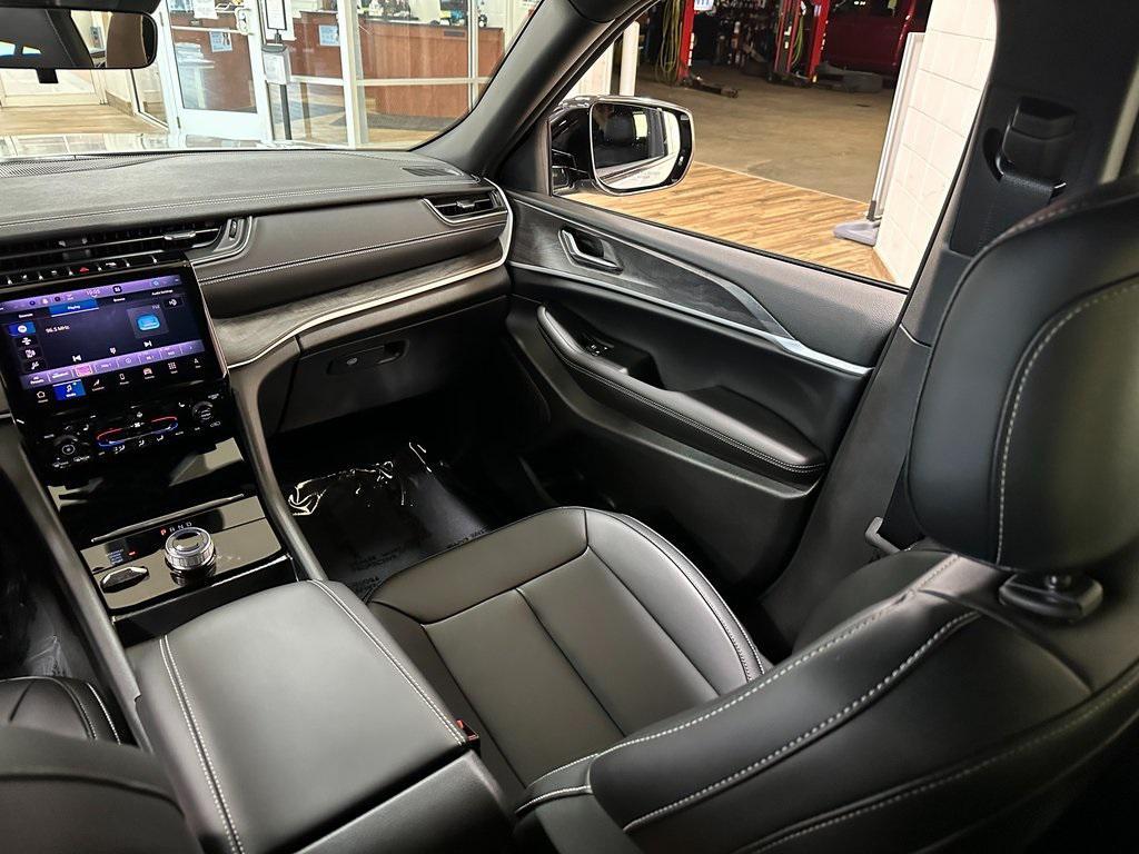 new 2025 Jeep Grand Cherokee car, priced at $42,980