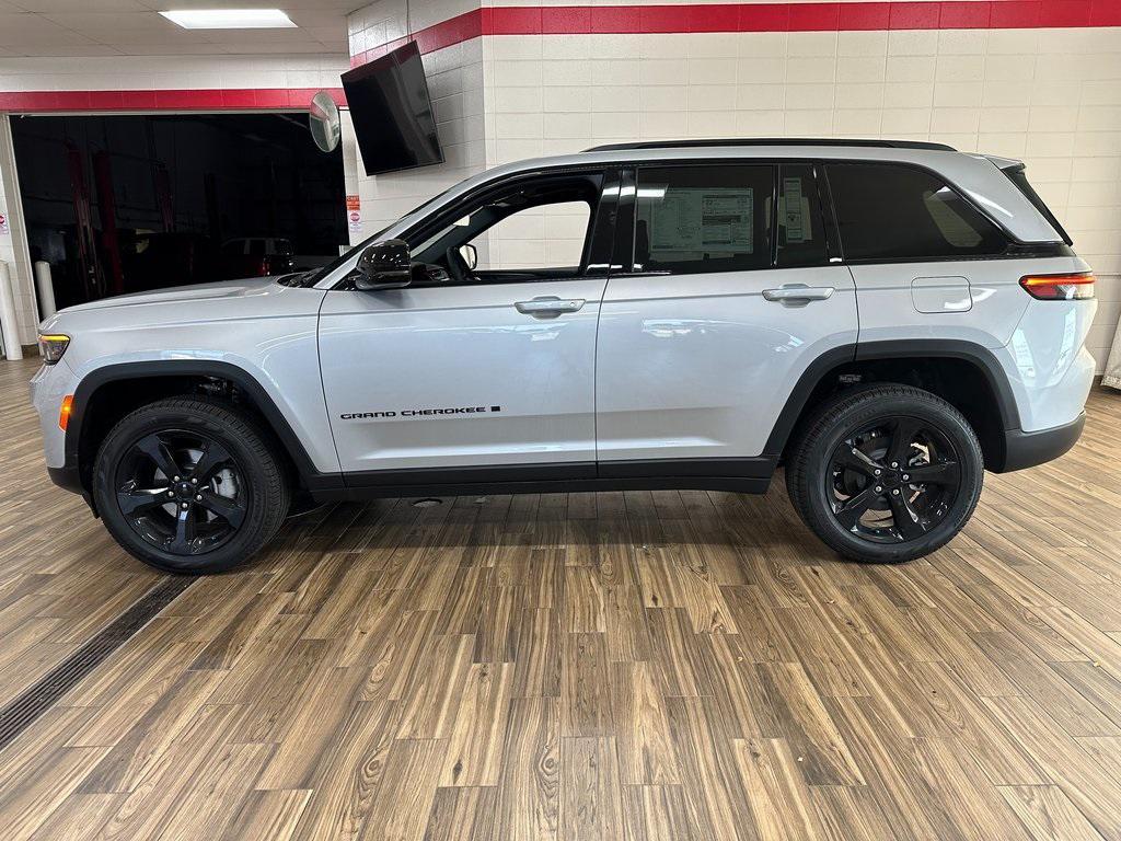 new 2025 Jeep Grand Cherokee car, priced at $42,980