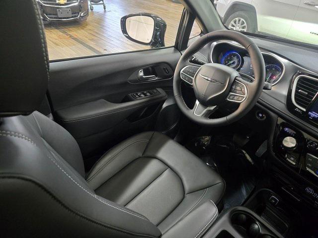 new 2025 Chrysler Pacifica car, priced at $48,668