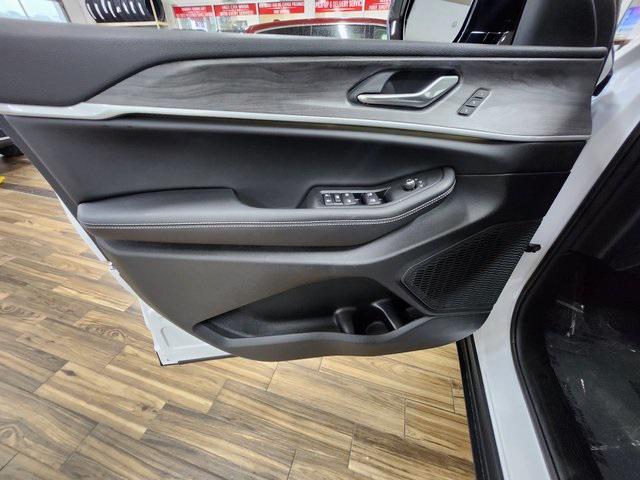 new 2025 Jeep Grand Cherokee car, priced at $50,520