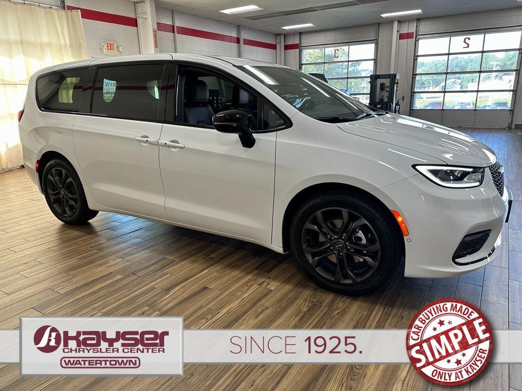 new 2026 Chrysler Pacifica car, priced at $39,999
