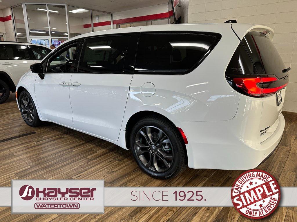 new 2026 Chrysler Pacifica car, priced at $39,999