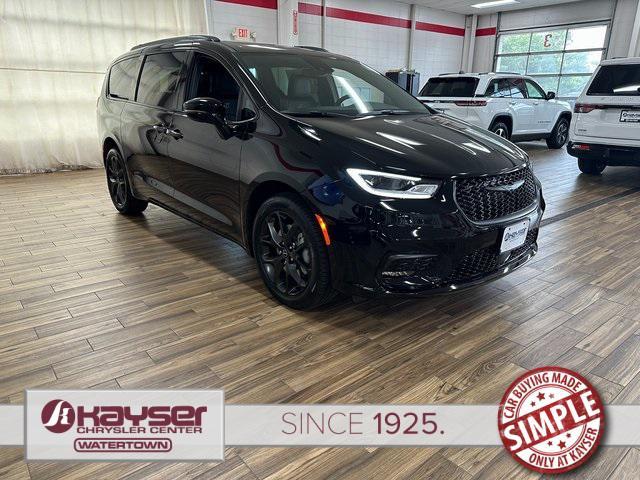 new 2025 Chrysler Pacifica car, priced at $51,386