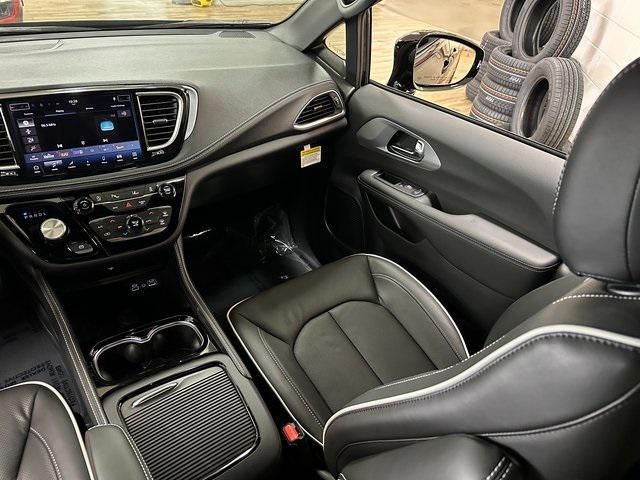 new 2025 Chrysler Pacifica car, priced at $51,386