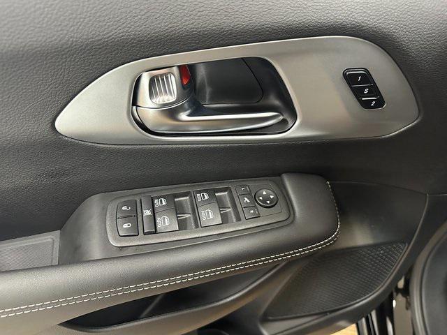 new 2025 Chrysler Pacifica car, priced at $51,386