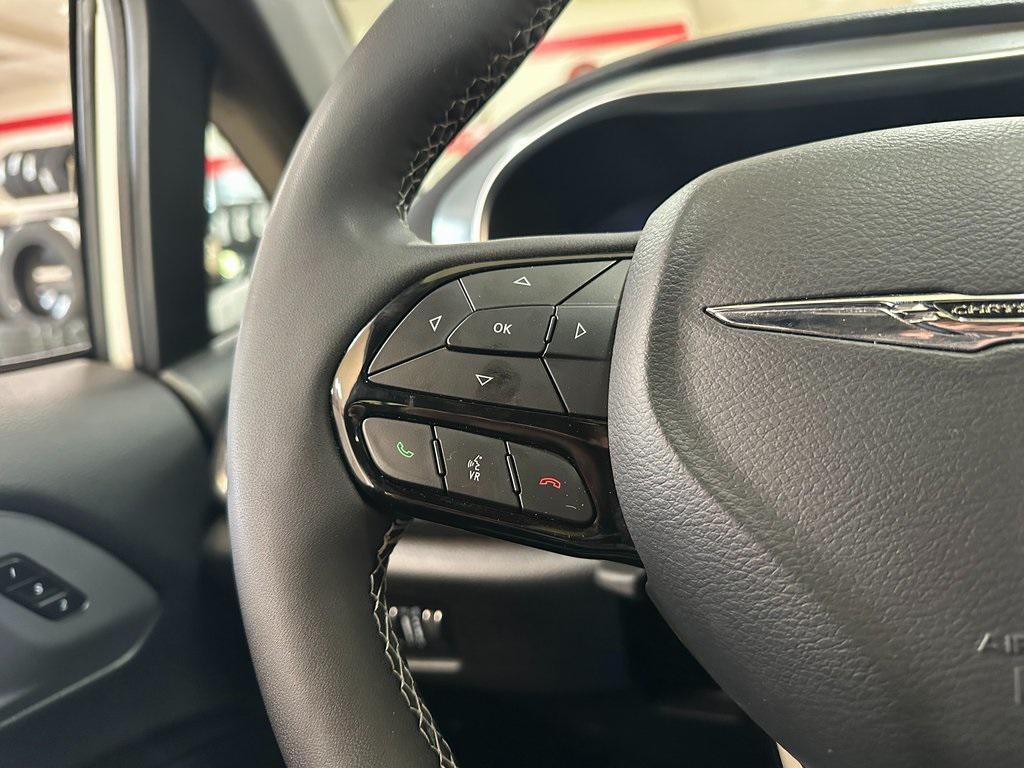 used 2025 Chrysler Pacifica car, priced at $39,518