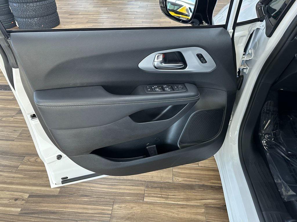 used 2025 Chrysler Pacifica car, priced at $39,518