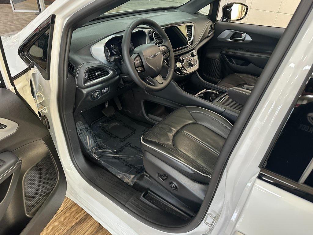 used 2025 Chrysler Pacifica car, priced at $39,518