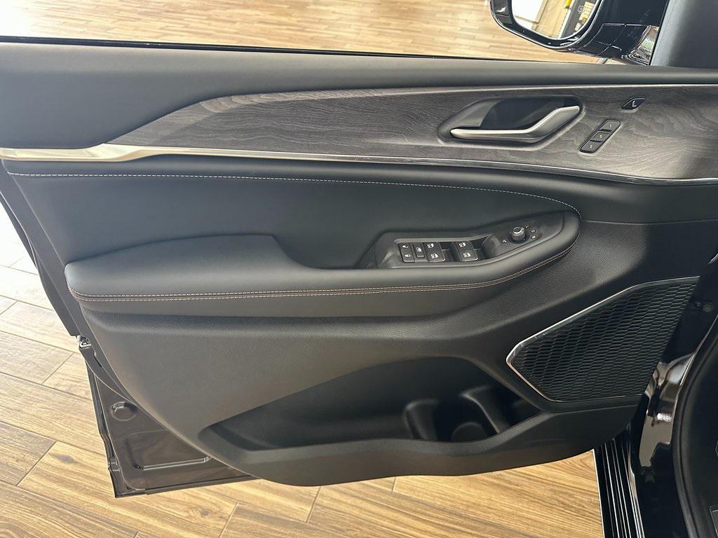 new 2025 Jeep Grand Cherokee car, priced at $57,790