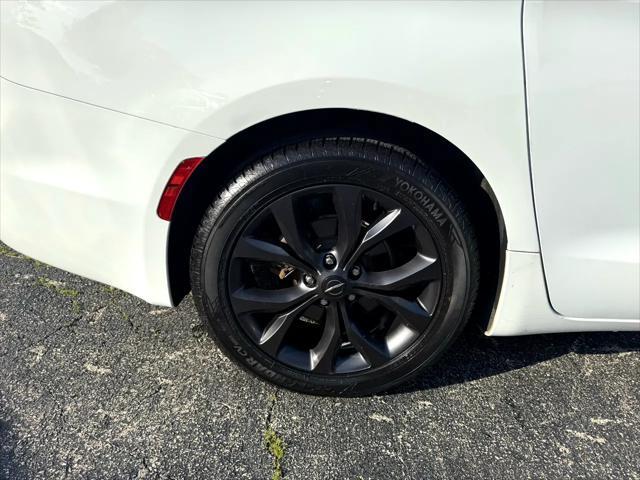 used 2018 Chrysler Pacifica car, priced at $12,495