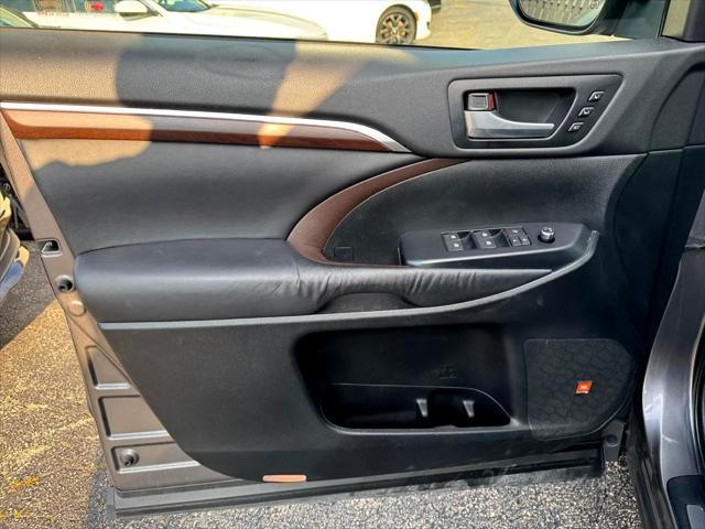 used 2015 Toyota Highlander Hybrid car, priced at $15,500