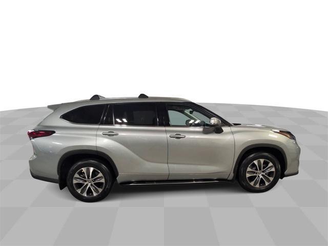 used 2021 Toyota Highlander car, priced at $32,494