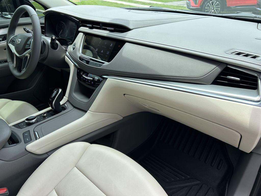 used 2022 Cadillac XT5 car, priced at $27,700