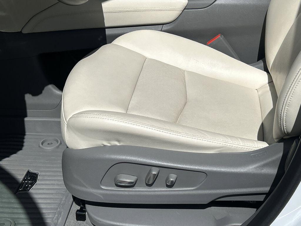 used 2022 Cadillac XT5 car, priced at $35,994