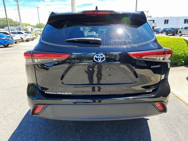 used 2021 Toyota Highlander Hybrid car, priced at $40,900