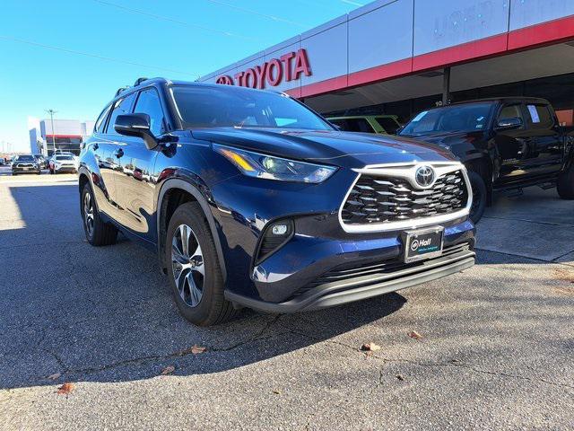 used 2022 Toyota Highlander car, priced at $38,300