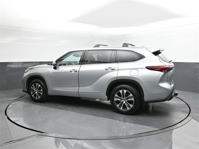 used 2022 Toyota Highlander car, priced at $34,995