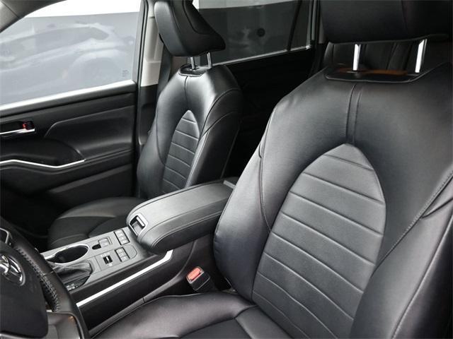 used 2022 Toyota Highlander car, priced at $34,995