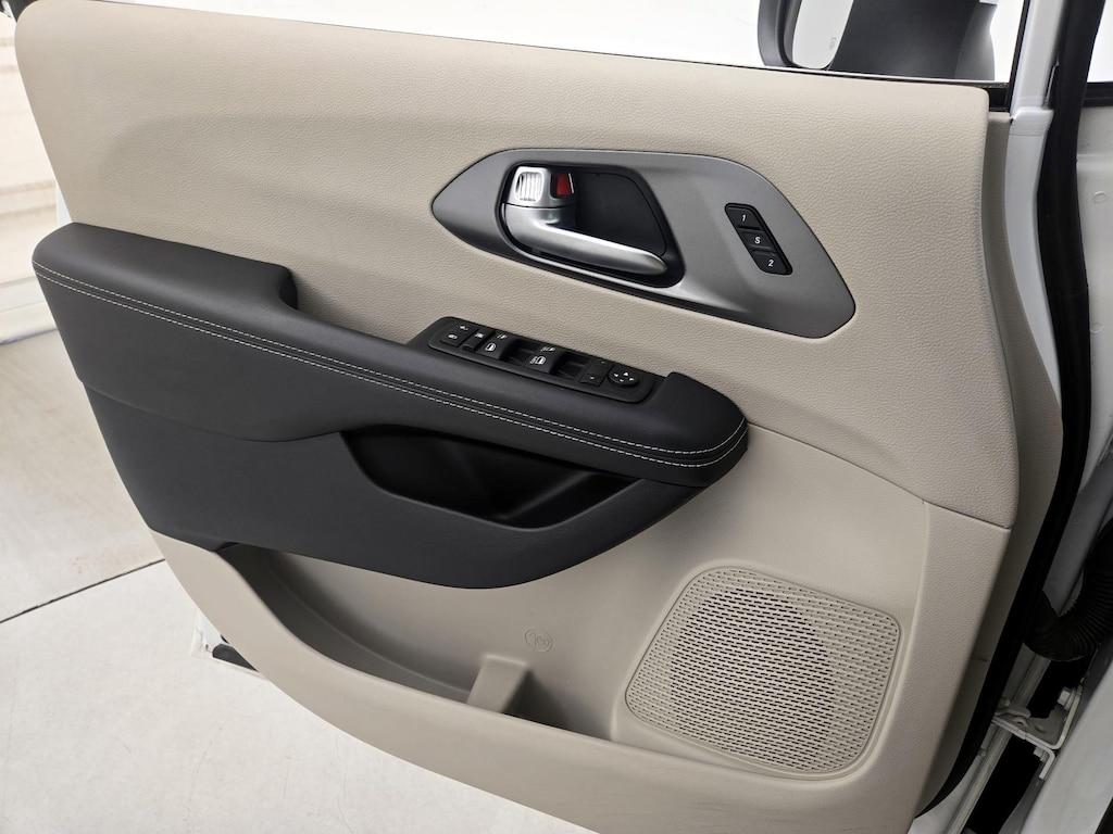 used 2023 Chrysler Pacifica car, priced at $26,998