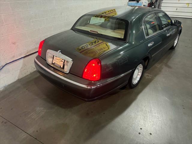 used 2001 Lincoln Town Car car, priced at $7,495