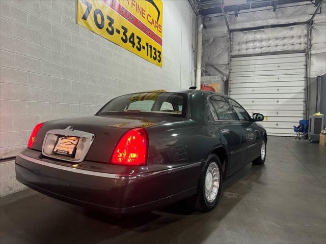 used 2001 Lincoln Town Car car, priced at $7,495